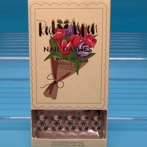 Red Aspen Floral Press-On Nails - Black Design